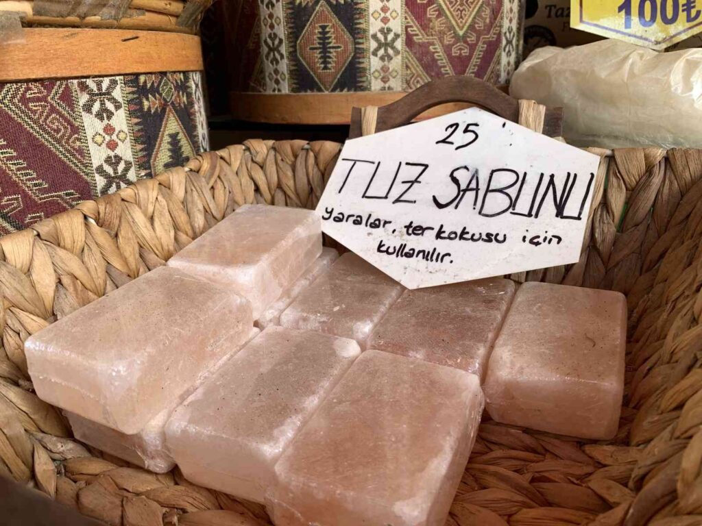 Sıcak Havalarda Terlemeyi̇ Azaltacak Doğal Çözüm: Tuz Sabunu