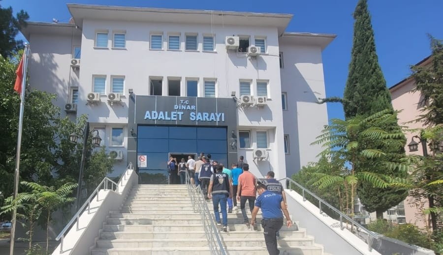 Si̇lahlı, Taşlı Sopalı Kavgaya Karışan 15 Ki̇şi̇den 11İ Tutuklandı