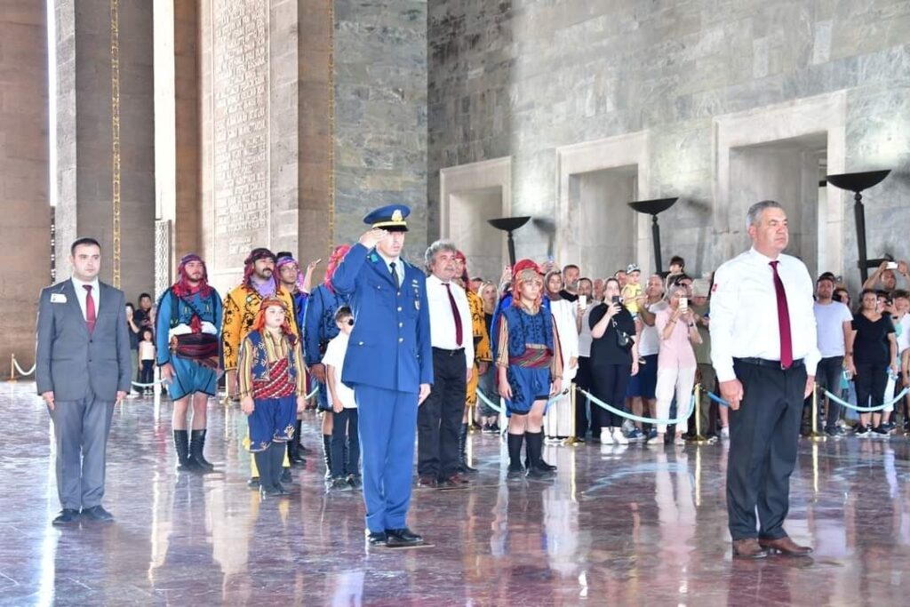 Si̇mavın Sarı Ve Mor Zeybekleri̇, Büyük Zaferi̇n 100. Yılında Anıtkabi̇re Gi̇tti̇