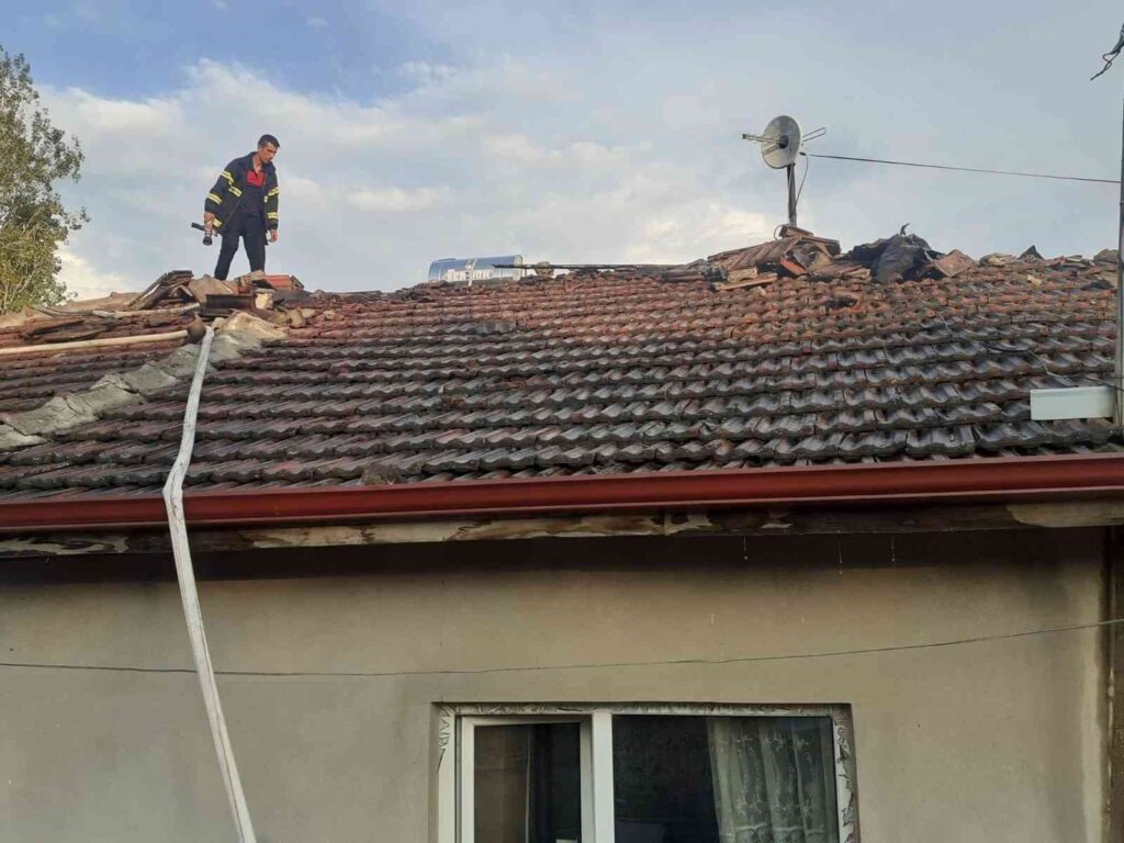 Söğütte İki̇ Evi̇n Çatısı Yandı