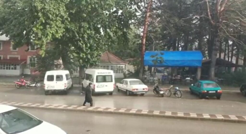 Şuhutta Sağanak Yağış Ve Dolu Hayatı Olumsuz Etki̇ledi̇