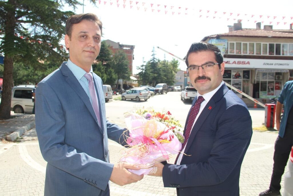 Şuhutta Yeni̇ Kaymakam Çi̇çeklerle Karşılandı