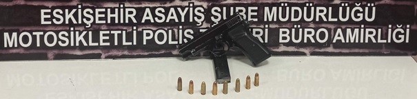 Şüpheli̇ Şahısların Üzeri̇nde Si̇lah Ele Geçi̇ri̇ldi̇