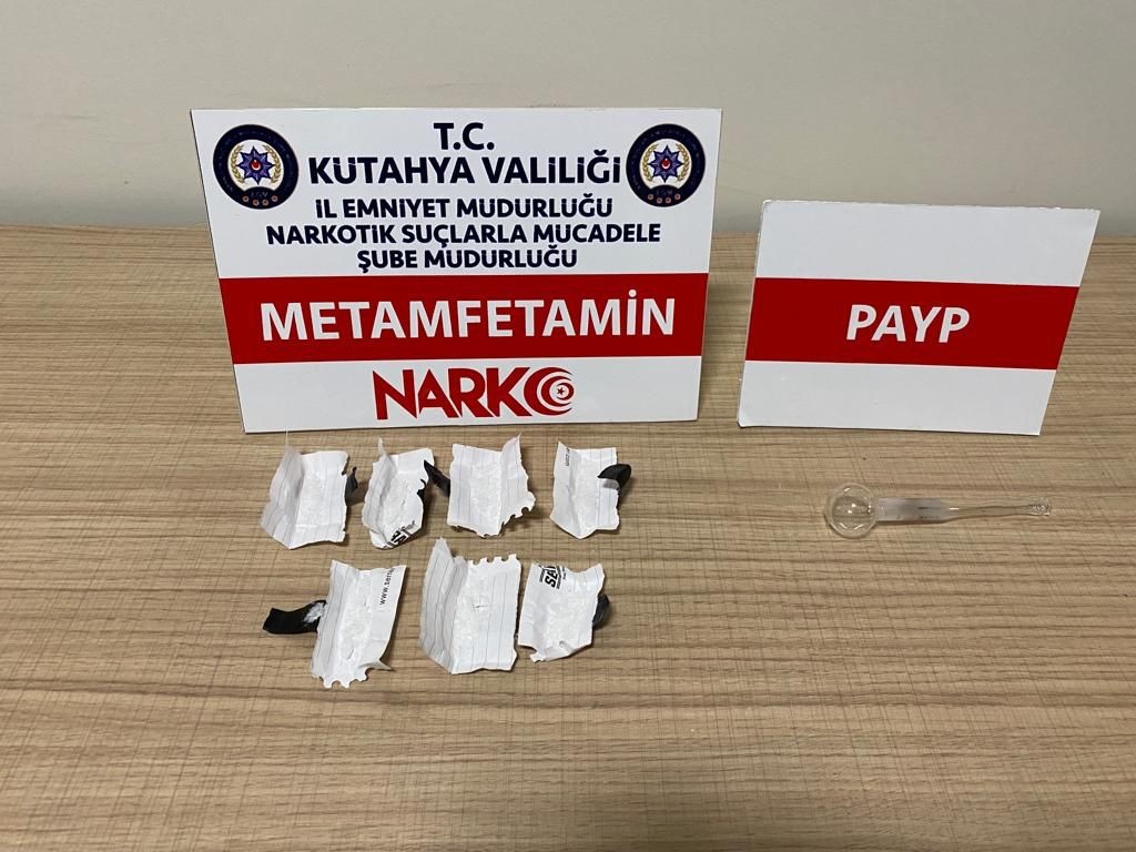 Şüpheli̇ Şahsın Üzeri̇nde Uyuşturucu Çıktı