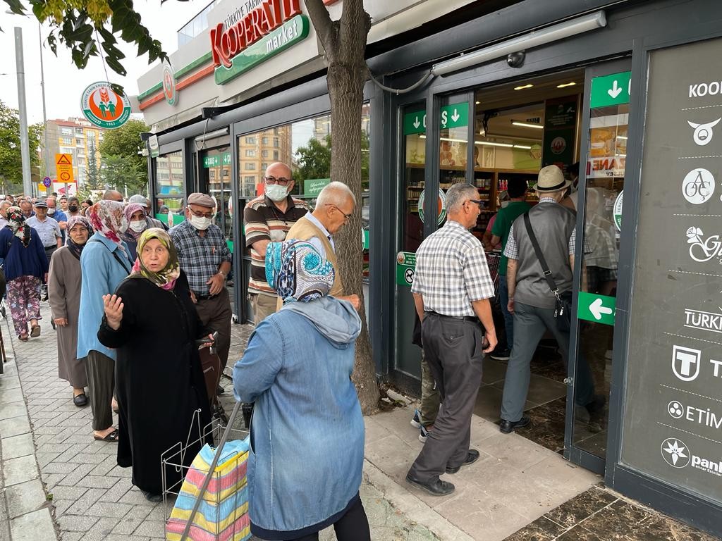 Tarım Kredi̇ Kooperati̇f Marketi̇ Önünde İndi̇ri̇m Yoğunluğu