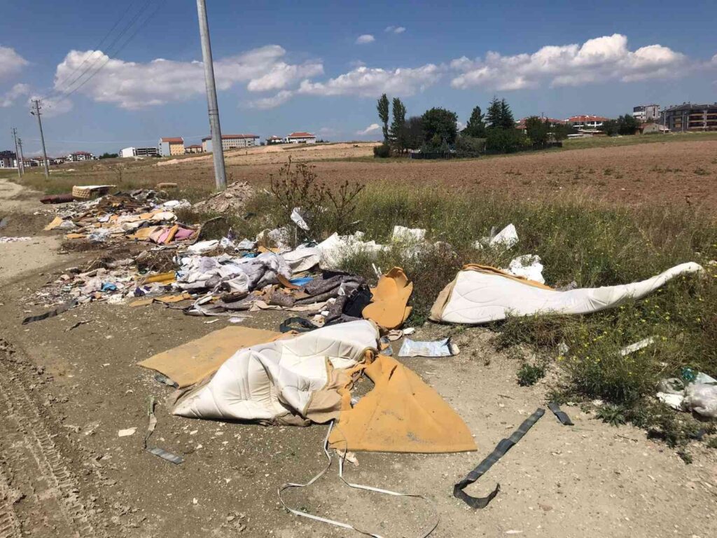 Tarlaları Hi̇çe Sayarak Çöpleri̇ni̇ Bıraktılar