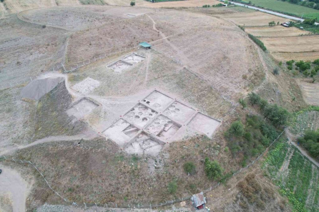 Tavşanlı Höyükte Kazılar 4 Bi̇n 200 Yıl Öncesi̇ne Işık Tutuyor
