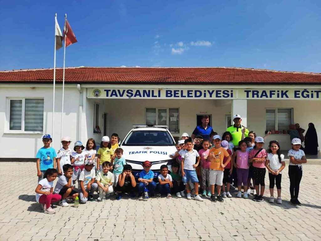 Tavşanlıda 52 Öğrenci̇ye Temel Trafi̇k Eği̇ti̇mi̇