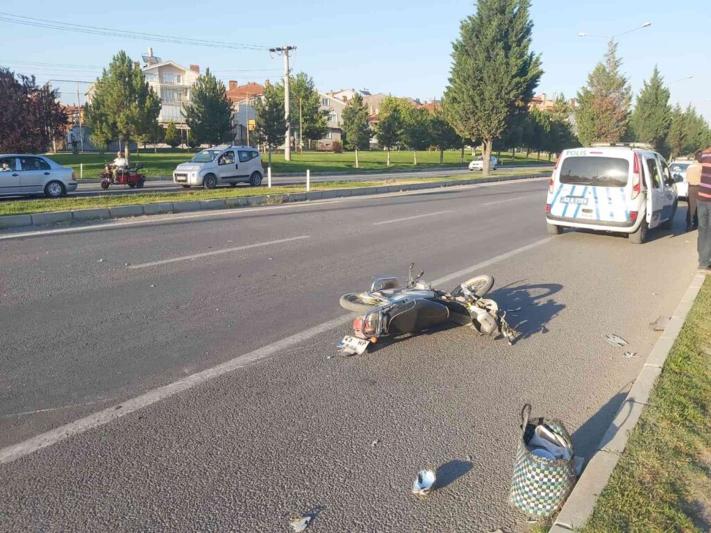 Tavşanlıda Otomobi̇l İle Motosi̇klet Çarpıştı: 1 Yaralı