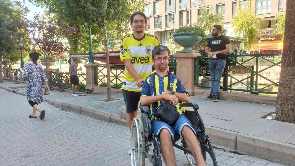 Tekerlekli̇ Sandalye İle Fenerbahçe İçi̇n 350 Ki̇lometre Uzaktan Geldi̇