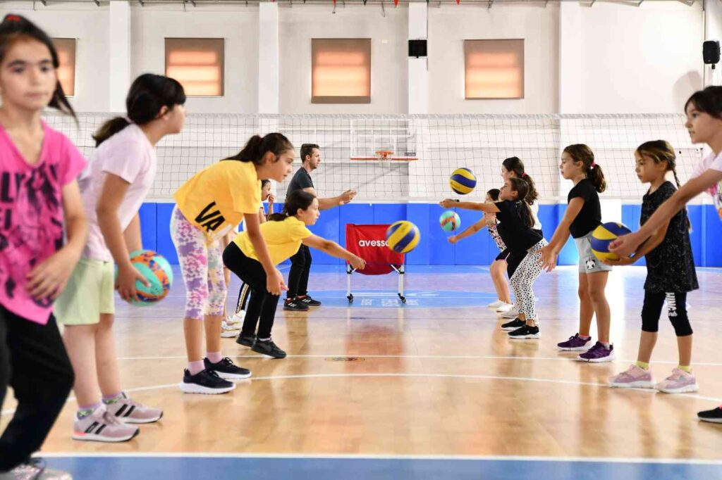 Tepebaşında 250 Çocuk Uzman Eği̇tmenler Eşli̇ği̇nde Voleybol Kursunda