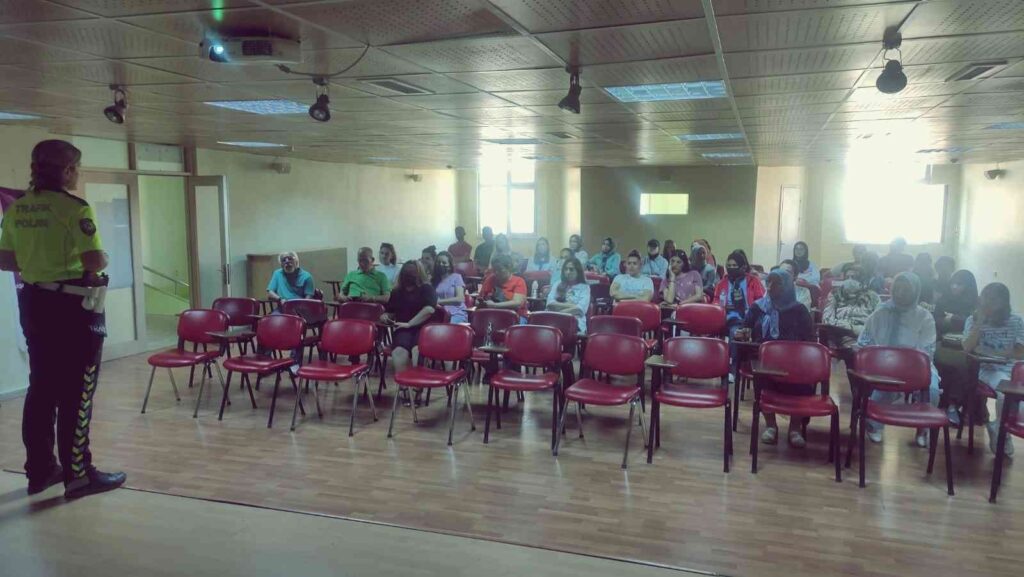 Trafi̇k Poli̇sleri̇nden ‘Güvenli̇ Motosi̇klet Kullanımı Eği̇ti̇mi̇