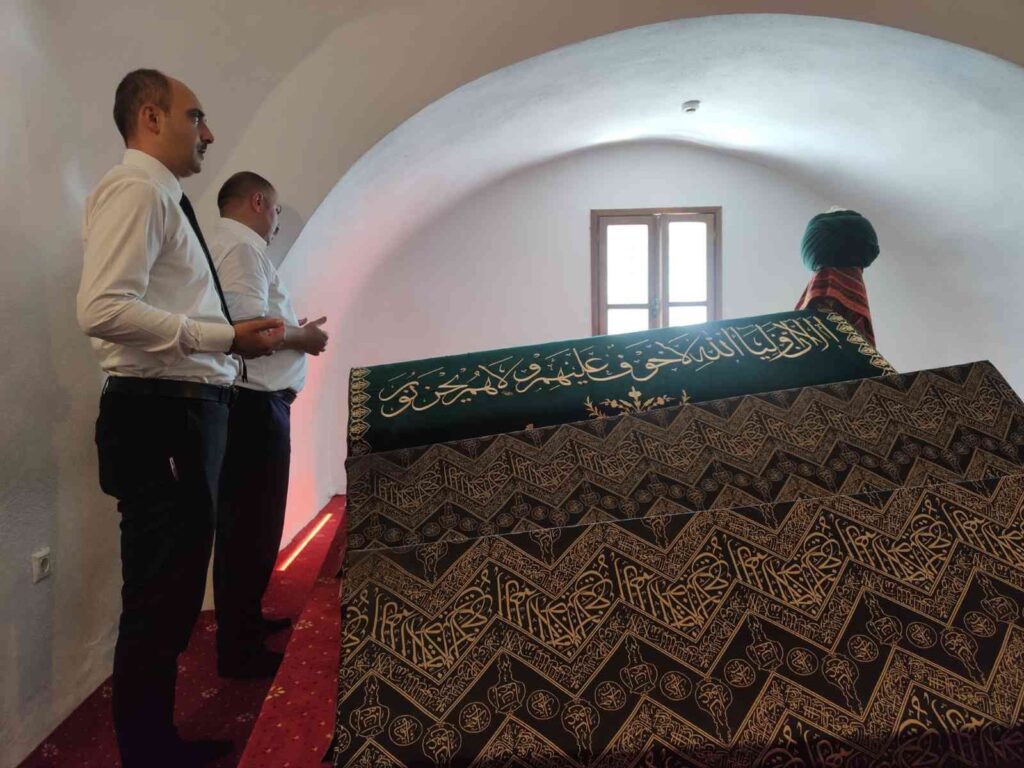 Türbe Çevresi̇ Ve İçi̇nde Yapılacak Çalışmalar Değerlendi̇ri̇ldi̇