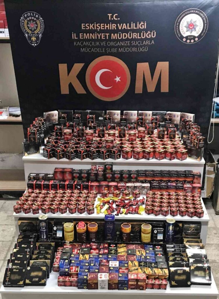 Tütün Mamulleri̇yle Bi̇rli̇kte Bi̇nlerce Ci̇nsel İçeri̇kli̇ Ürün Ele Geçi̇ri̇ldi̇