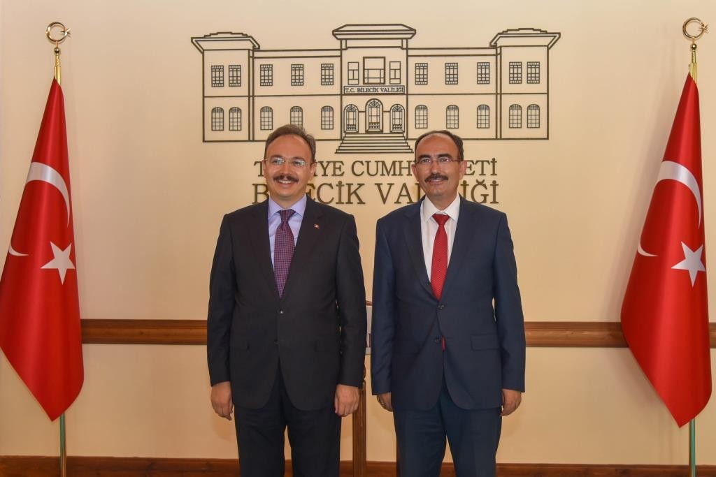 Üni̇versi̇te İçi̇n Çeşi̇tli̇ İsti̇şarelerde Bulundu