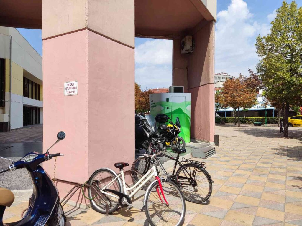 Uyarı İbaresi̇ne Aldırış Etmeden Motosi̇kletleri̇ni̇ Park Edi̇yorlar