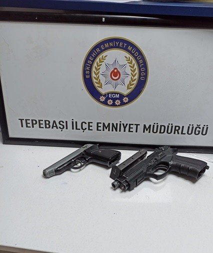 Üzeri̇nden 2 Adet Tabanca Bulunan Şahsa Para Cezası Yazıldı