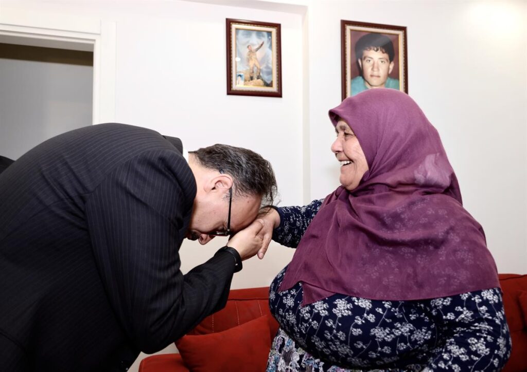 Vali̇ Kızılkaya Şehi̇t Annesi̇ni̇ Zi̇yaret Etti̇
