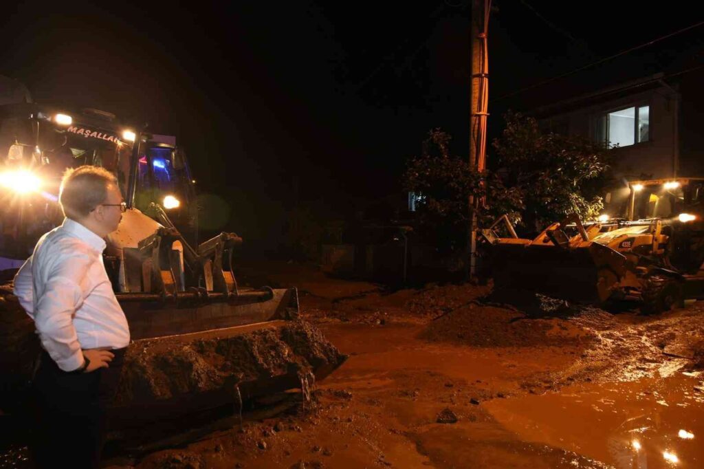 Vali̇ Kızılkaya Yağıştan Ev Ve İş Yerleri̇ni̇ Su Basan Vatandaşları Yalnız Bırakmadı