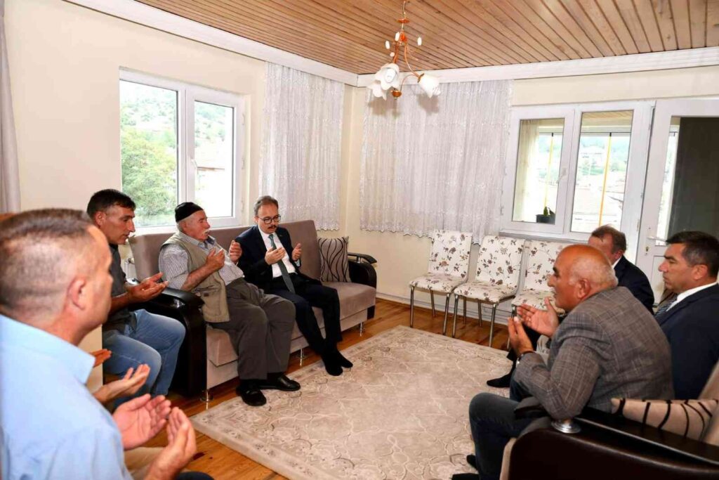 Vali̇ Kızılkyanın Şehi̇t Ai̇leleri̇ne Zi̇yareti̇ Devam Edi̇yor