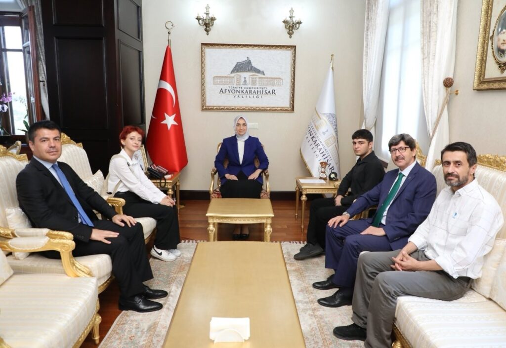 Vali̇ Yi̇ği̇tbaşı Dereceye Gi̇ren Öğrenci̇leri̇ Kabul Etti̇