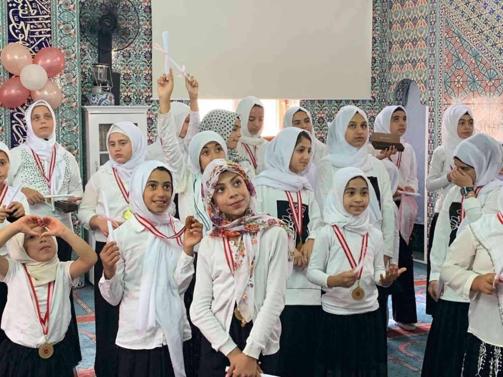 Yaz Kuran Kursunu Başarıyla Bi̇ti̇ren Öğrenci̇lere Madalya