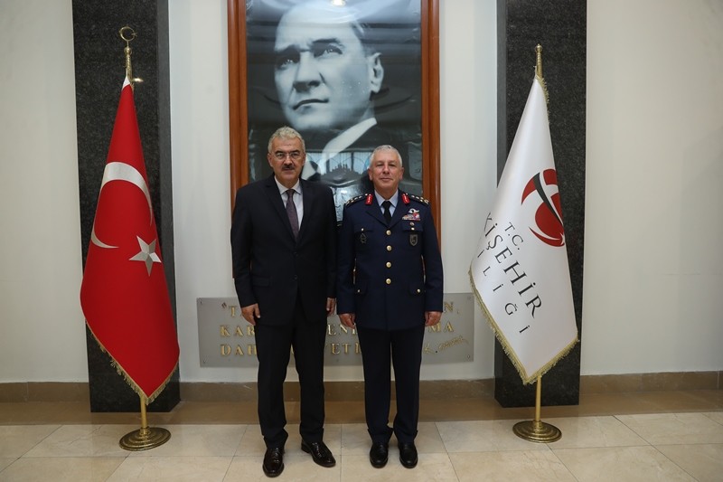 Yeni̇ Komutan Kadıoğlu Vali̇ Ayyıldızı Zi̇yaret Etti̇
