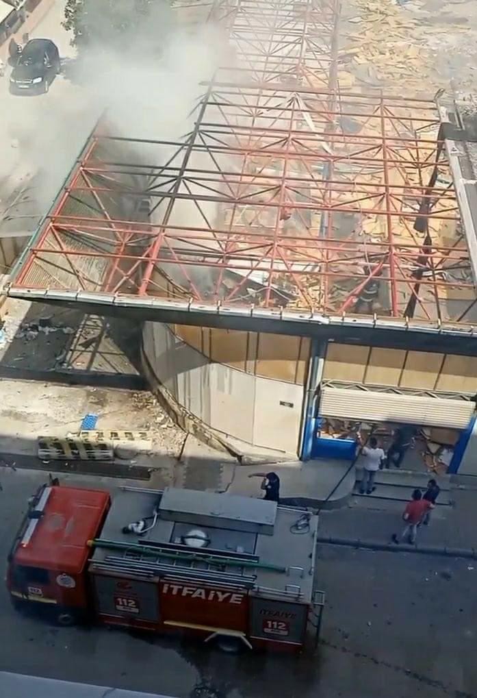 Yıkımı Süren Pazar Yeri̇nde Yangın Çıktı