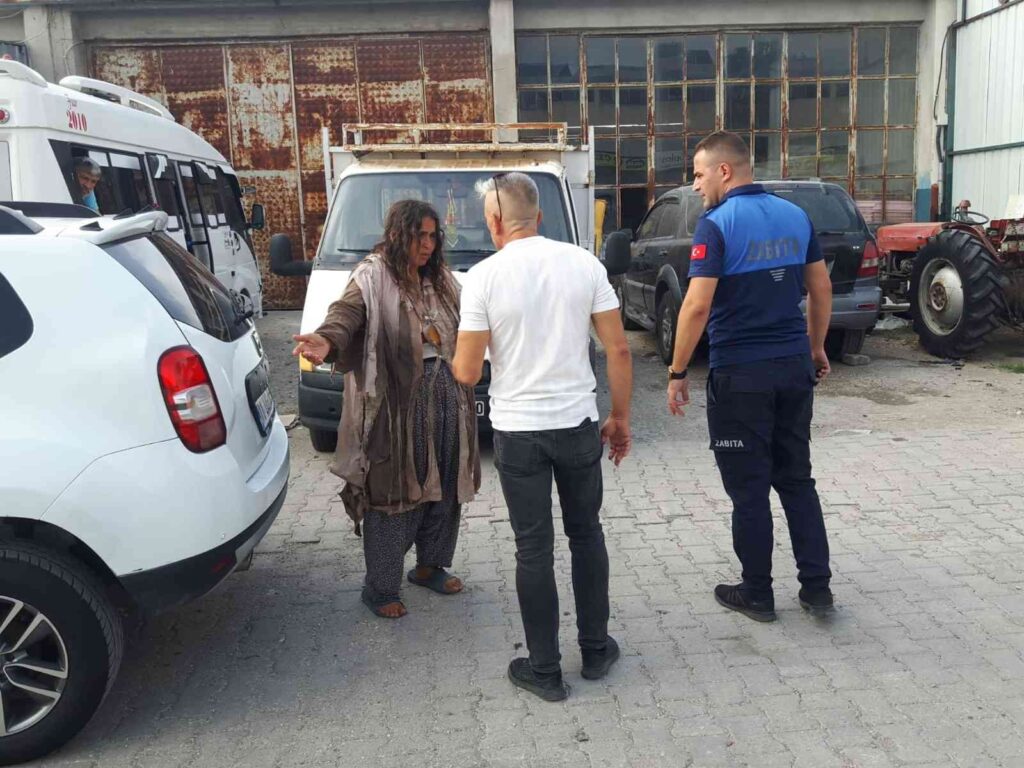 Zabıta Yakalayıp Gönderi̇yor, O Geri̇ Geli̇yor