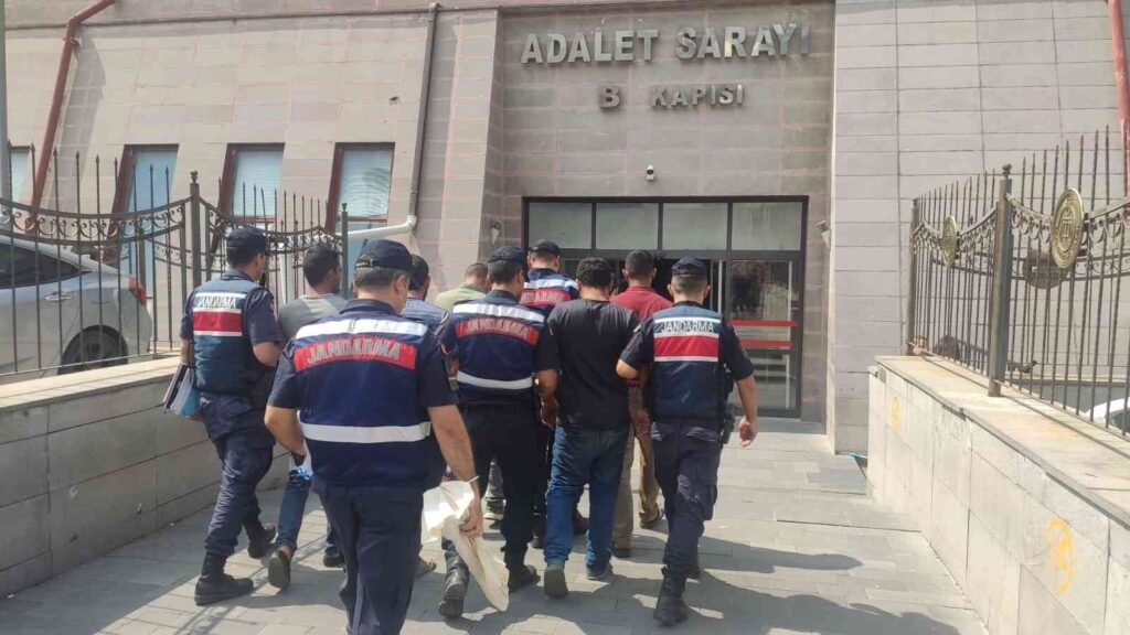 1 Mi̇lyon Tlli̇k Enerji̇ Ve Naki̇l Kablosu Çaldıkları Beli̇rlenen 6 Şüpheli̇ Yakalandı