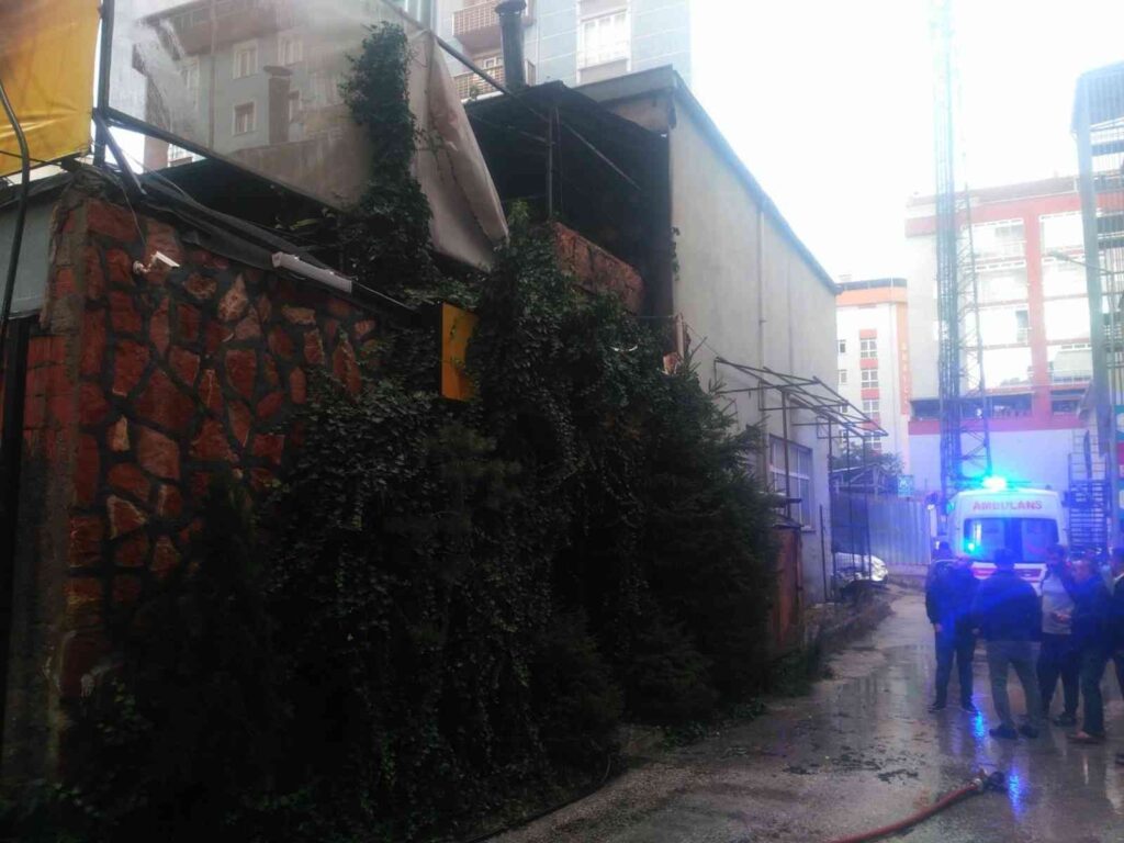 2 Katlı İş Yeri̇ Çıkan Yangında Kullanılamaz Hale Geldi̇