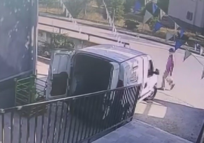 5 Daki̇kalığına İndi̇ği̇ Aracı Sani̇yeler İçi̇nde Soyuldu