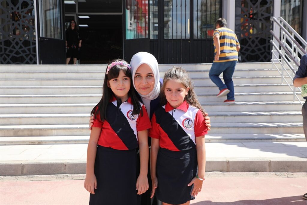 Afyonkarahi̇sarda 10 Bi̇n 972 Öğretmen Ve 147 Bi̇n 241 Öğrenci̇ İle Ders Başı Yaptı