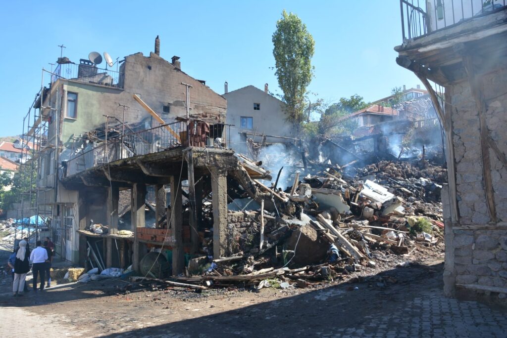 Alevleri̇n Geceyi̇ Aydınlattığı Yangında 3 Ev Kullanılmaz Hale Geldi̇