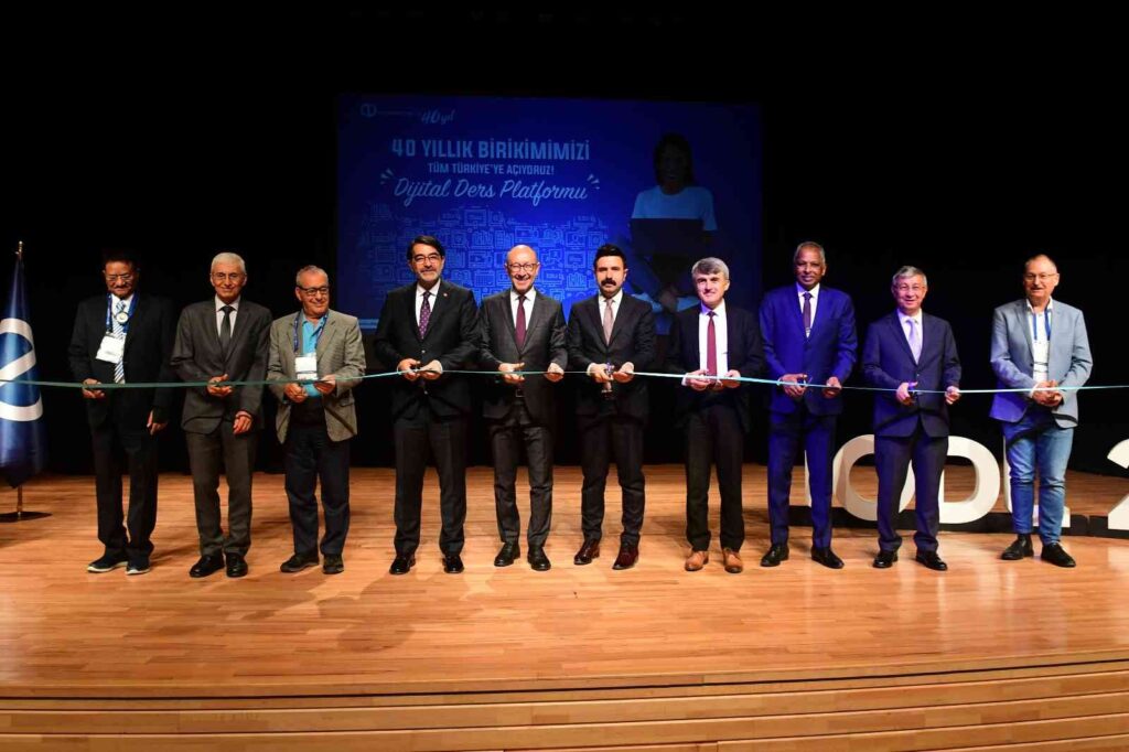 Anadolu Üni̇versi̇tesi̇ Di̇ji̇tal Ders Platformu Açıldı