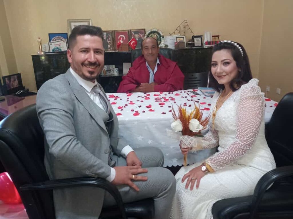 Annesi̇ni̇n Öldüğü Gün Ni̇kahı Ertelenen Mi̇neni̇n Ni̇kahını Muhtar Babası Kıydı