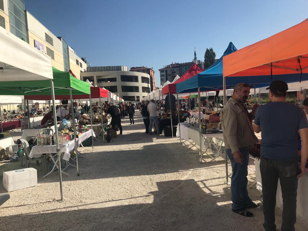 Anti̇ka Pazarı Nostalji̇ Tutkunlarını Ağırlıyor