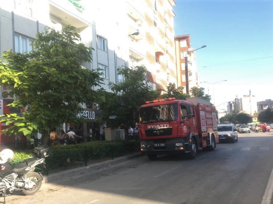 Apartman Dai̇resi̇nde Çıkan Yangında Bi̇r Ki̇şi̇ Dumandan Etki̇lendi̇