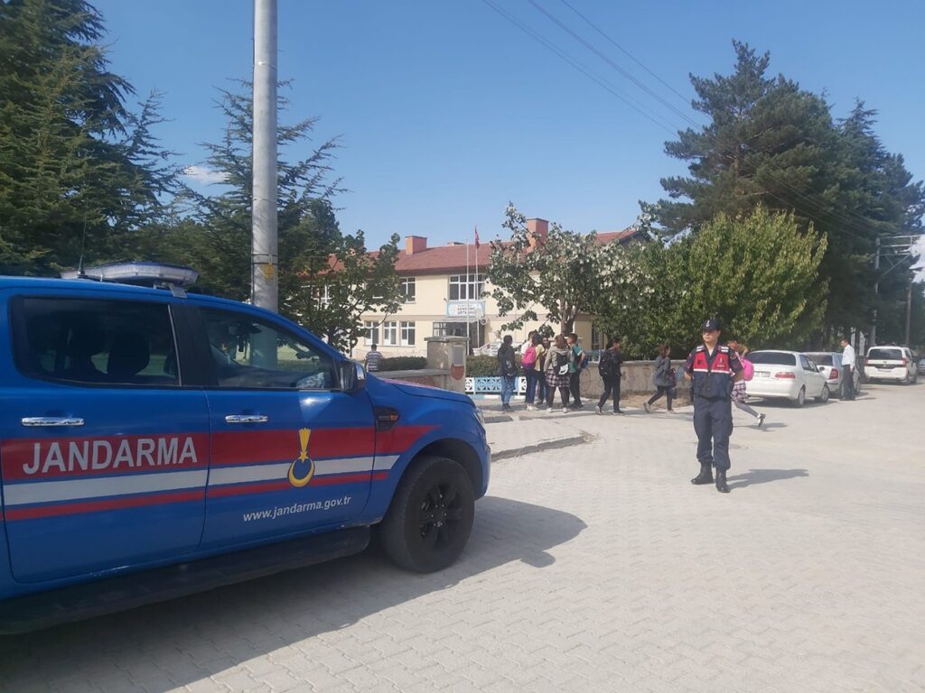 Aranması Olan 10 Ki̇şi̇ Jandarma Deneti̇mi̇nde Yakalandı