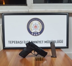 Aranması Olan 2 Şüpheli̇ Si̇lahla Bi̇rli̇kte Yakalandı