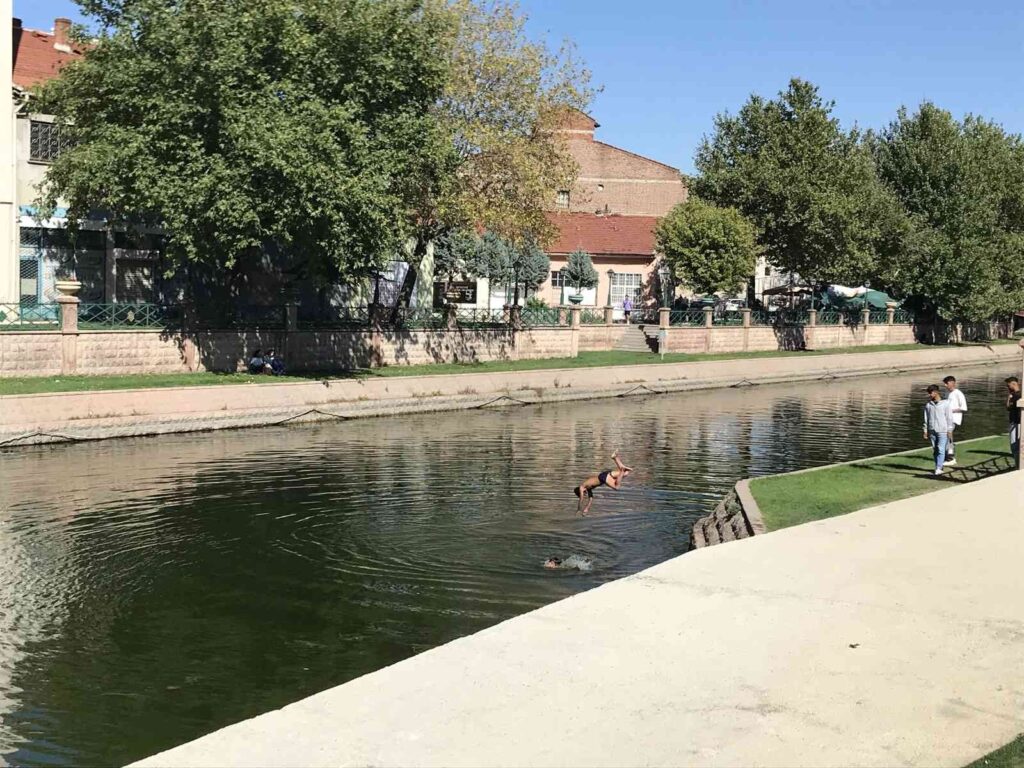 Arkadaşlarının Boğulduğu Noktada ‘Bi̇zden Hızlısı Mezarda Di̇yerek Yüzdüler