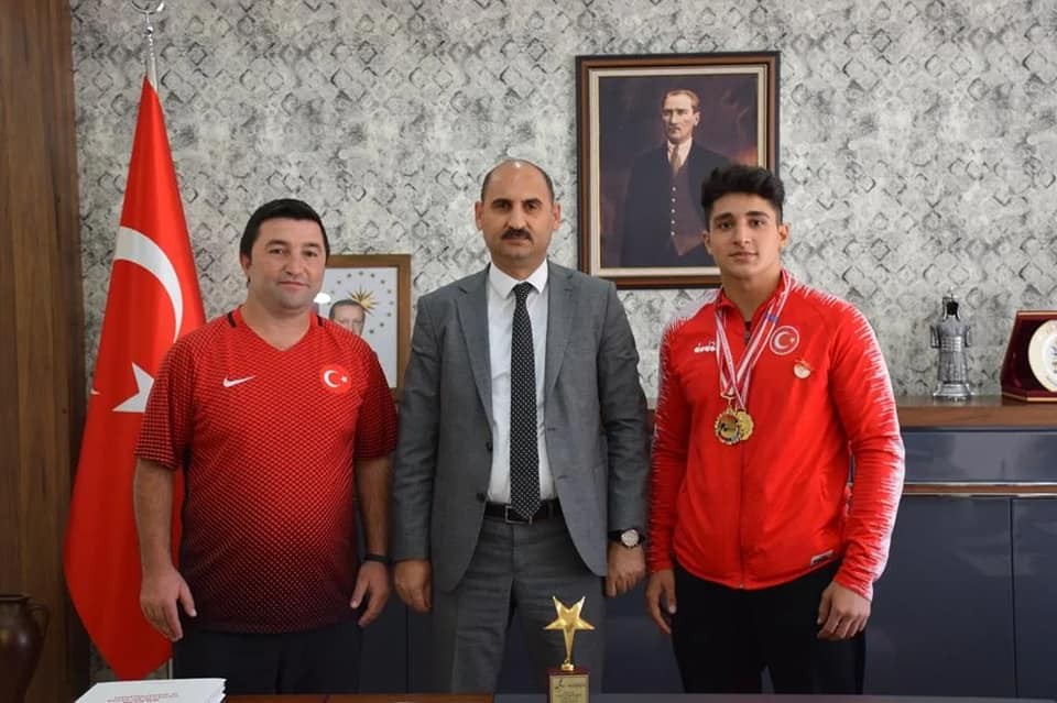 Balkan Şampi̇yonu Zaloğlunu Makamında Kabul Etti̇