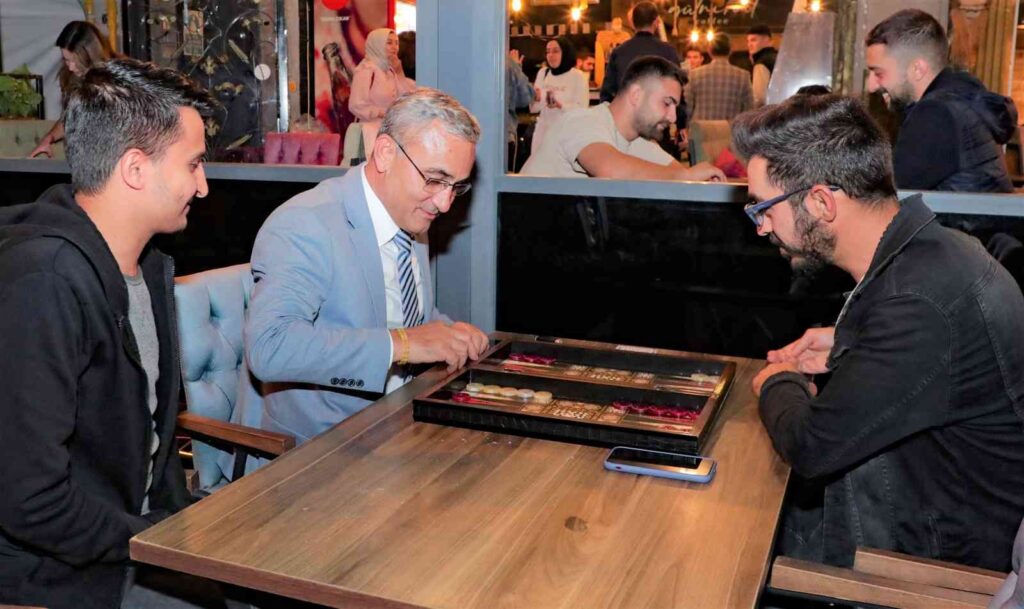 Başkan Ali̇m Işık Gençlerle Tavla Oynadı
