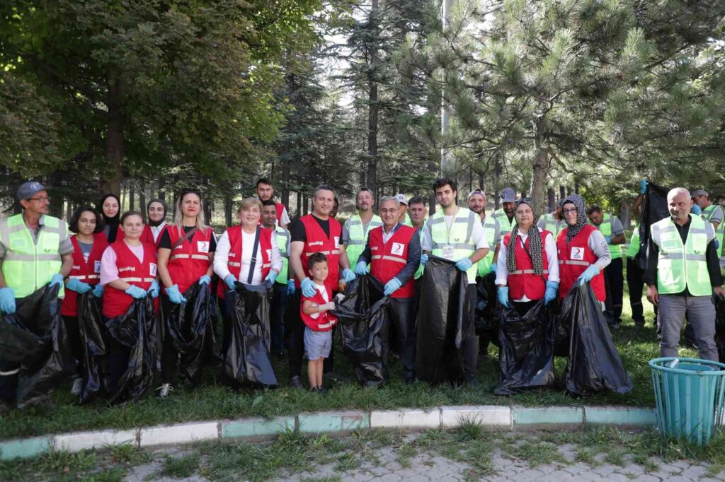 Başkan Işık, Etki̇nli̇ğe Katılarak Çevre Temi̇zli̇ği̇ne Di̇kkat Çekti̇