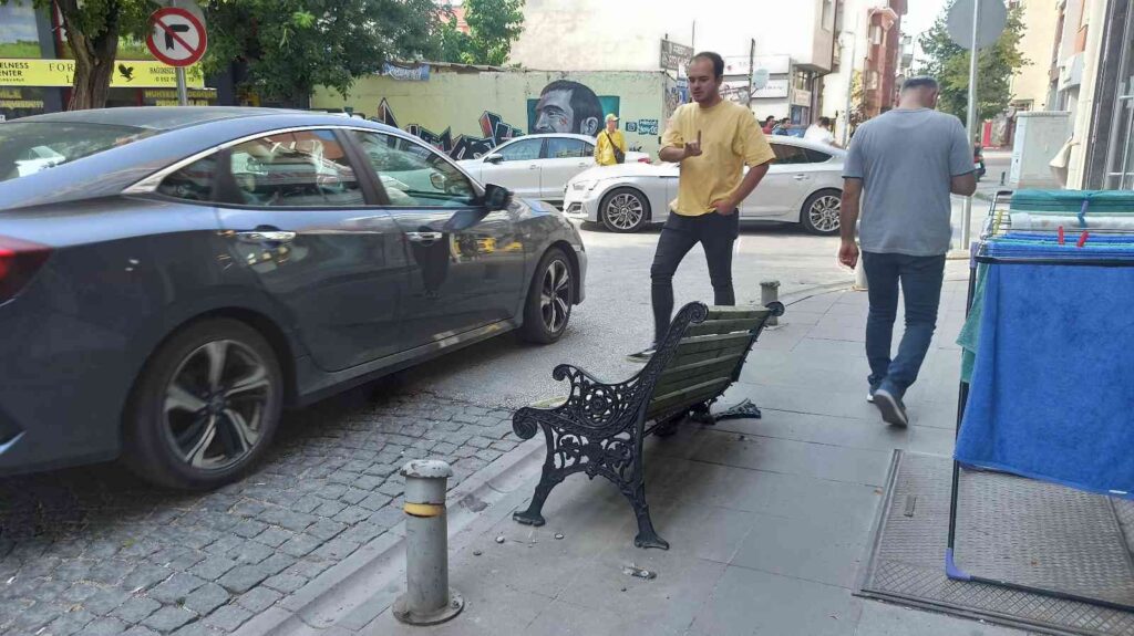 Beton Mi̇kseri̇ni̇n Çarptığı Bank Kullanılmaz Hale Geldi̇