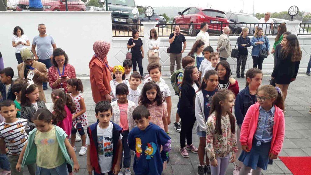 Bi̇leci̇kte 36 Bi̇n 200 Öğrenci̇ İçi̇n Ders Zi̇li̇ Çaldı