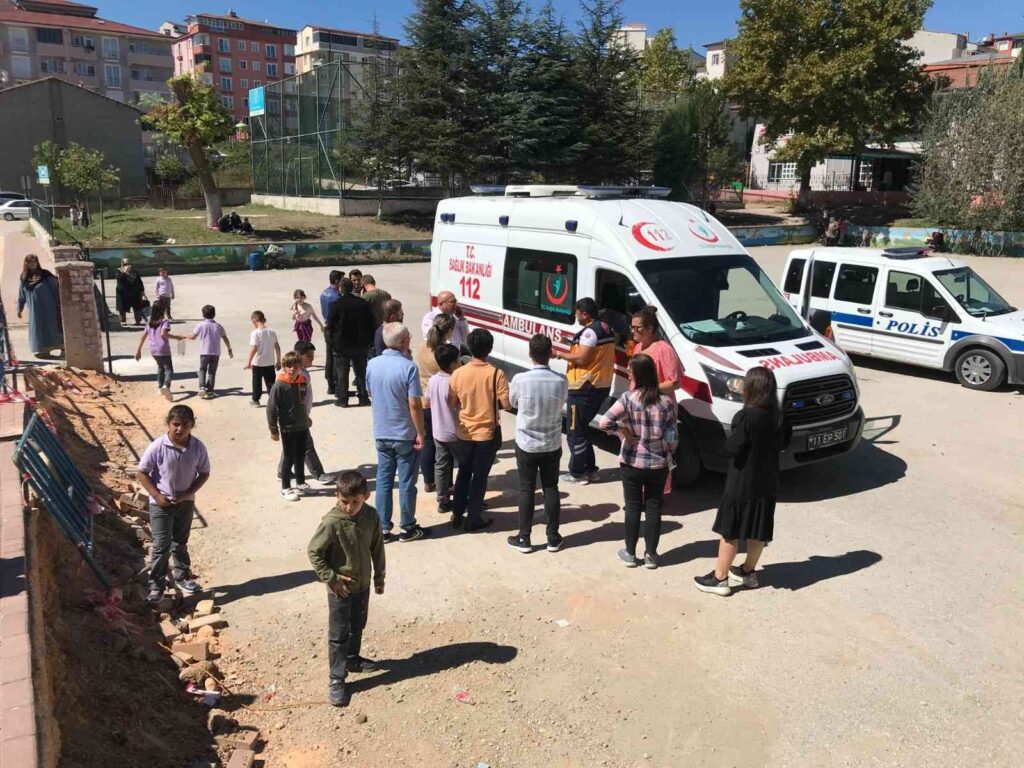 Bi̇leci̇kte Bi̇r Okulda Yüksekten Düşen Çocuk Yaralandı