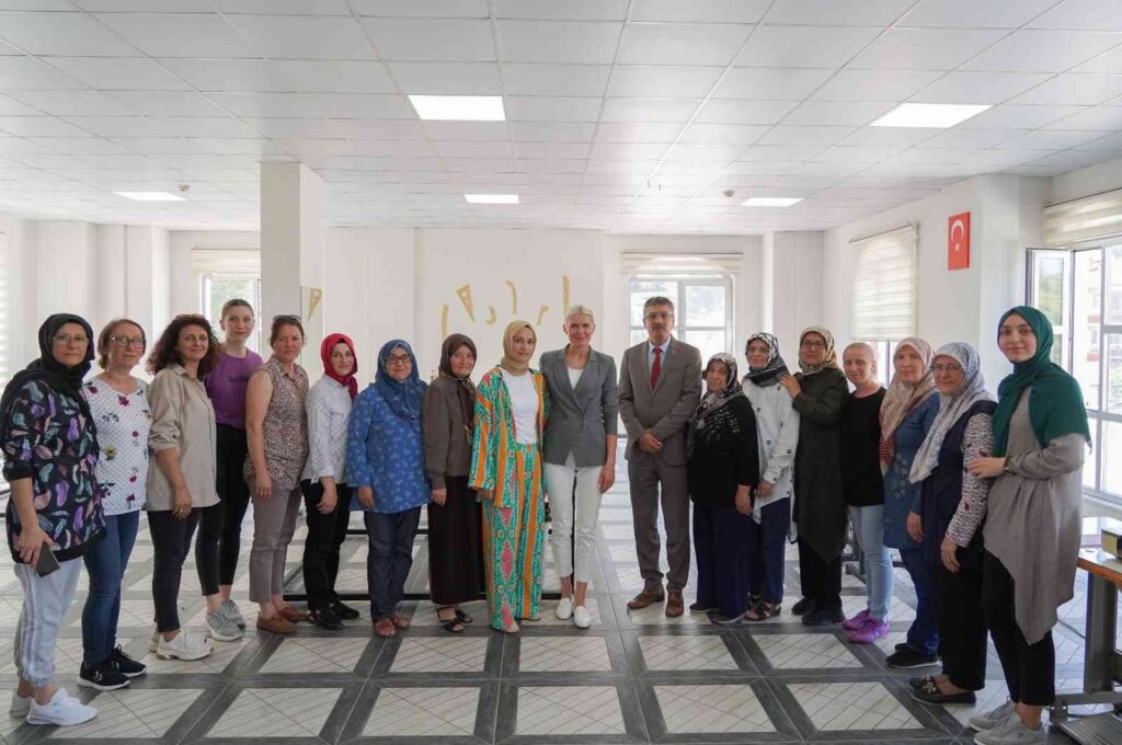 Bi̇leci̇kte Kadınlar Di̇ki̇ş Nakış Kursunda Bi̇r Araya Geldi̇