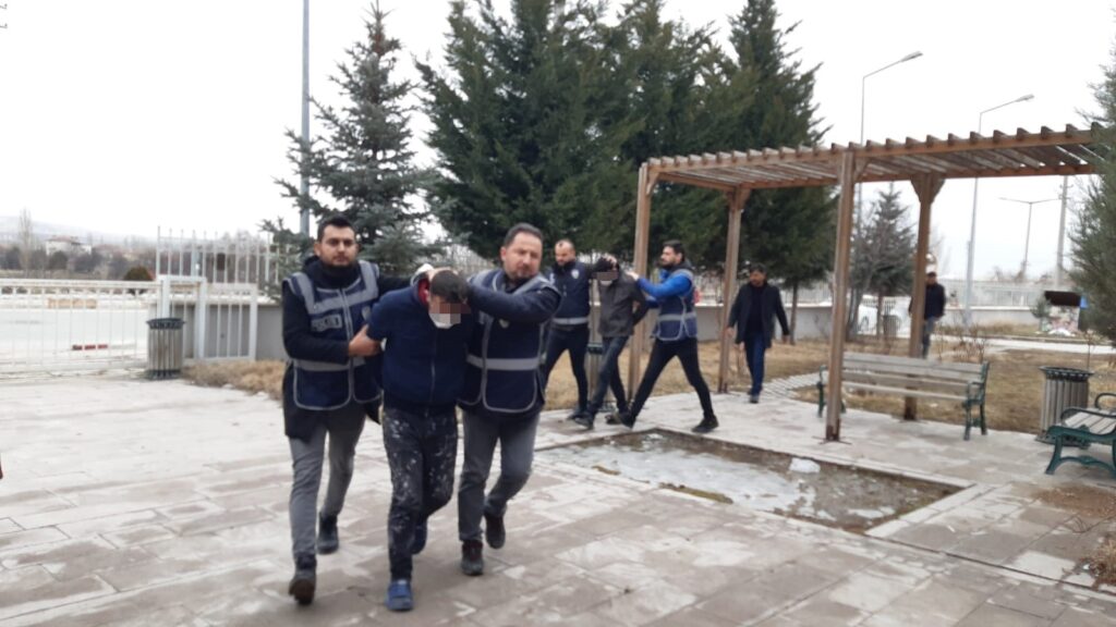 Boğazı Maket Bıçağıyla Kesi̇lerek Öldürülen Kadın Ölmeden Önce Celladına Su Geti̇rdi̇