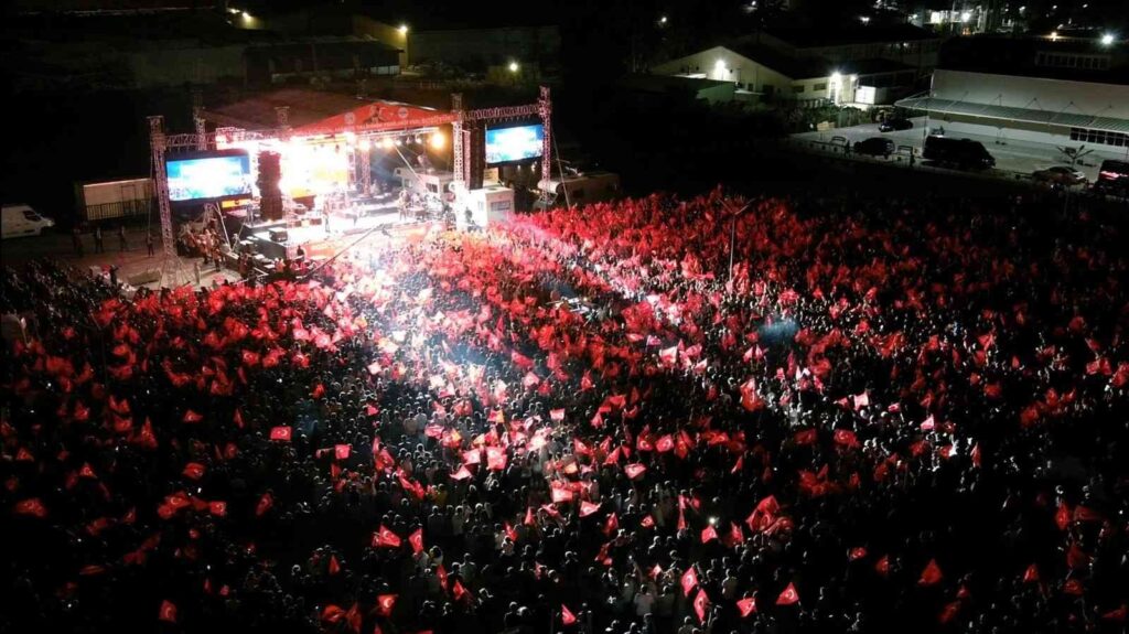 Bozüyükteki̇ Murat Boz Konseri̇yle Bi̇nlerce Ki̇şi̇ Gönülleri̇nce Eğlendi̇